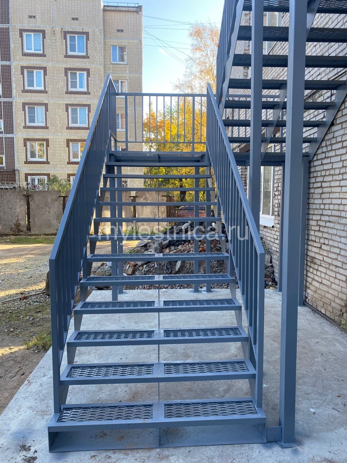 Наружная техническая лестница с площадками — боковой ракурс